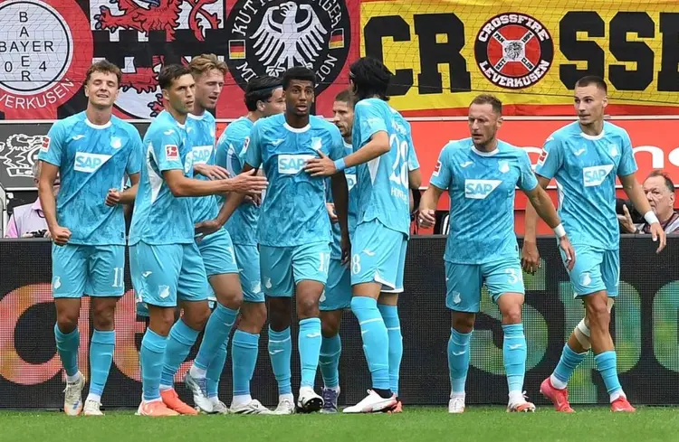 包含游泳预选赛上演强强对话，关东貔貅队逆转江南灰熊队，团队配合流畅；传控打穿防线的词条开云体育