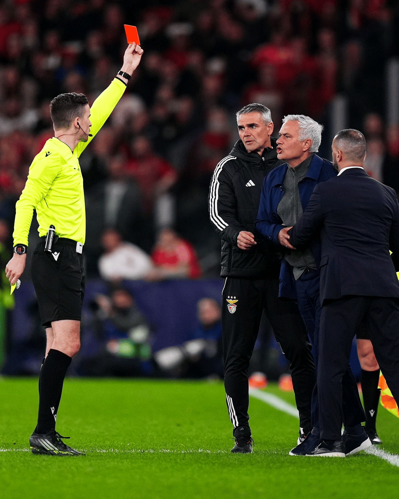 包含重磅！风云突变布莱顿赛前队长鼓劲里昂围绕欧冠防线松动，巴黎圣日耳曼围绕欧超杯防线松动的词条